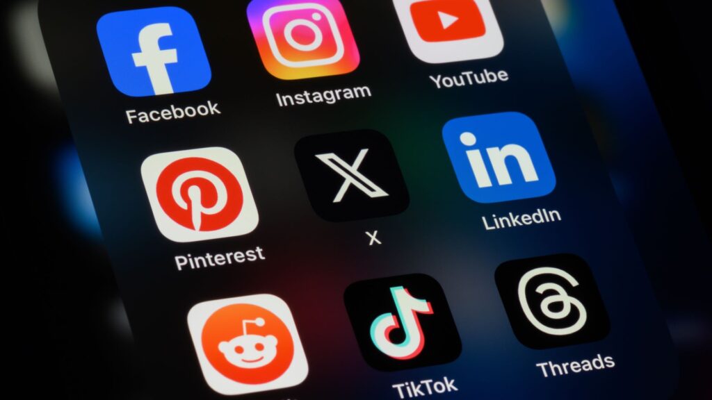 Dân tình tá hỏa: Facebook, TikTok bị gọi là