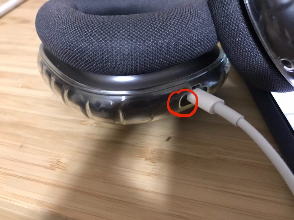 AirPods Max gặp lỗi đột tử, nhưng cho v&agrave;o ngăn đ&aacute; tủ lạnh 1 tiếng th&igrave; sống lại