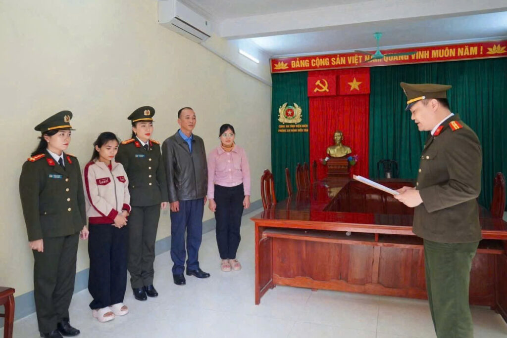 &lsquo;Mượn&rsquo; th&ocirc;ng tin c&aacute; nh&acirc;n, điện thoại của bạn b&egrave; rồi biến họ th&agrave;nh con nợ